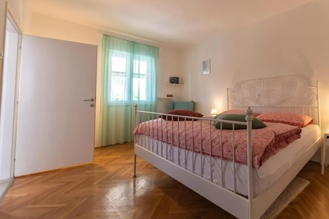 Vacation House Maria, Big Garden, Private Parking Vinkuran