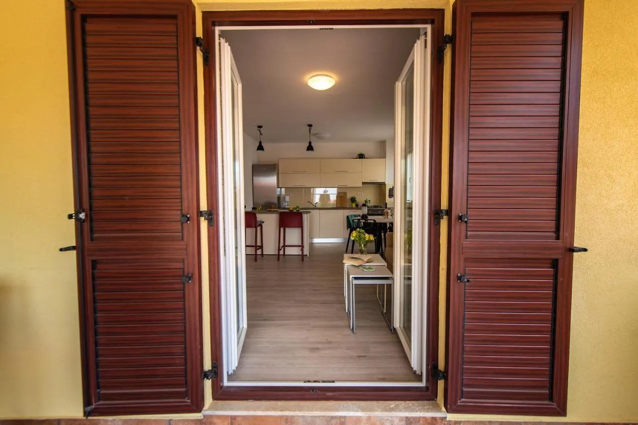 Vacation House Maria, Big Garden, Private Parking Vinkuran 0*,