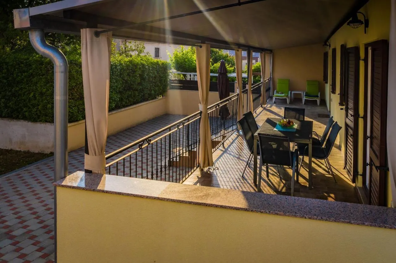 Vacation House Maria, Big Garden, Private Parking Vinkuran